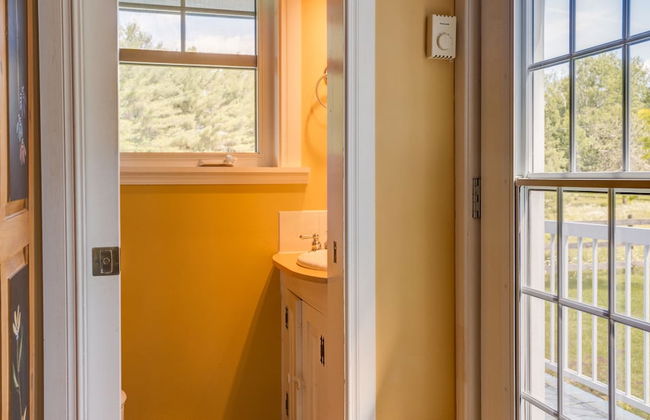 Lovely LacBrome 3 Bdrm Lakefront Cottage - Photo 12