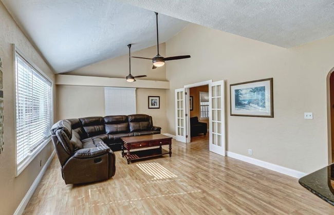 Beautifully Renovated 5 Bedroom with Guest House 5 Home by RedAwning - Foto 31