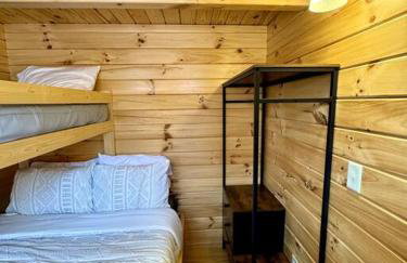 2 Bedroom Log Cabin on Lake James with Loft- Private Resort Amenities - Foto 15