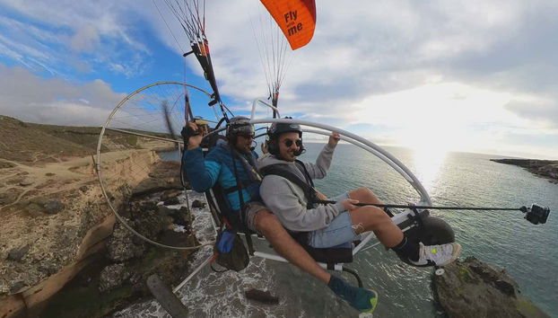 Disfrutando del vuelo en paratrike sobre el sur de Tenerife