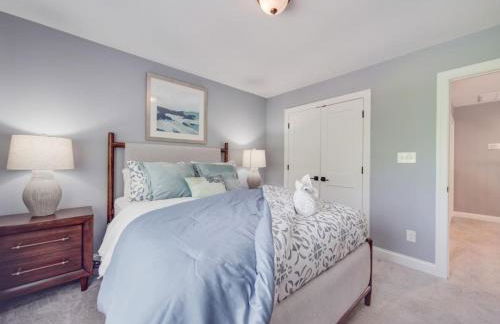 5BR Farmhouse Lake Retreat Pool Hot Tub Theater - Foto 32