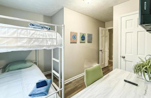 King Bed! Soaking tub! Fenced Yard w Screen Patio - Foto 34