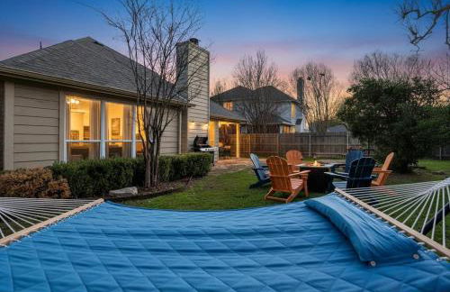 NEW! Stylish Home Arcade & Fireplace Sleeps 10 - Foto 6