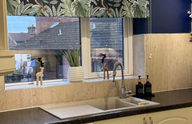 Cherry Blossom Apartment - 3 bed, parking, garden - Photo 31