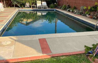 Pool Front Romantic Getaway withPrivate Entry - Foto 26