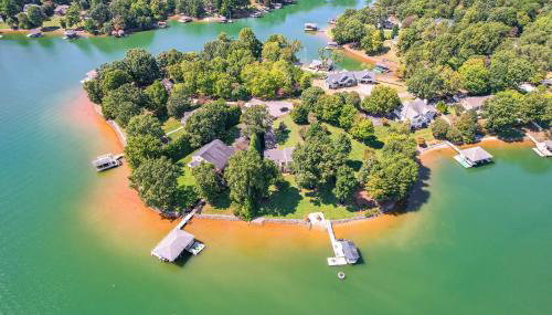 Couple’s Smith Mtn Lake Getaway w/ Private Beach - Foto 2