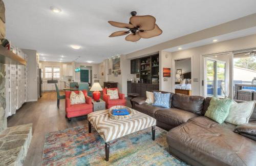 Lake front Keowee Condo with Balcony & Resort Amenities! 20 min to Clemson condo - Foto 9