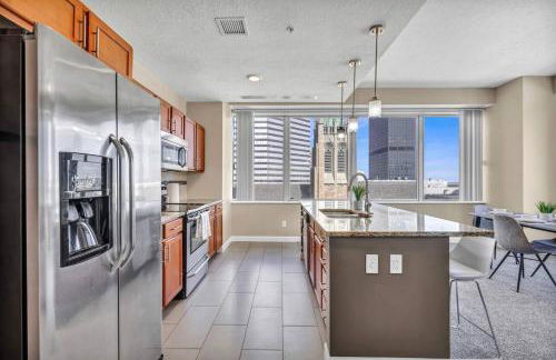 Luxury Condo w/ Lake Views! Center of Downtown - Foto 27