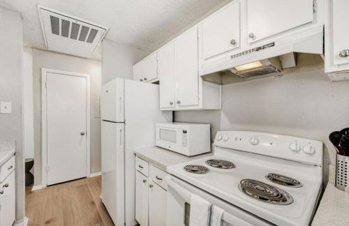 Polished King Getaway - Sleeps 4 - Pool, Prkg - Foto 20