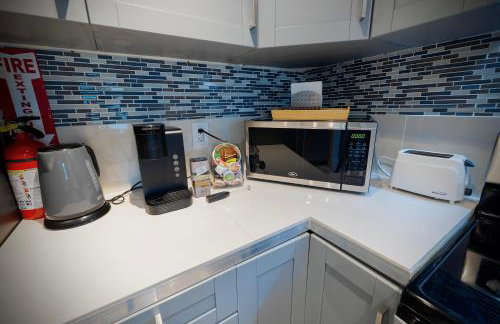 Private Heated Pool Oasis Pet-Friendly Retreat Short or long Stays Sleeps 2-8 Ppl - Photo 50