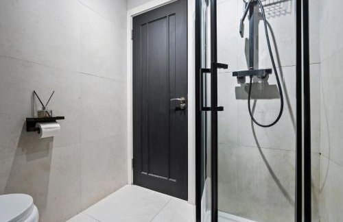 Stunning Penthouse-Style 2-Bed Uxbridge - Photo 12