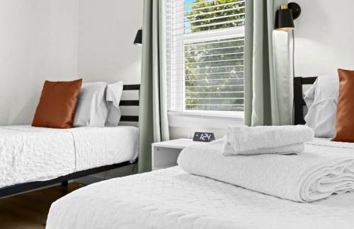 3BR 2BA Derby Home Walk to Churchill Free Parking - Foto 42