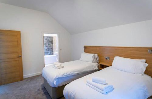 Errwood, woodland lodge with hot tubs for 14 - Foto 6
