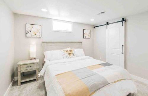 Beautiful luxury home freshly renovated with big yard, seating & grill pad - Foto 16