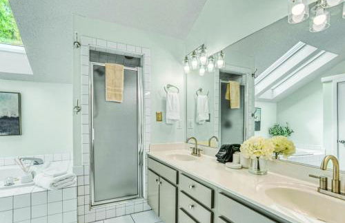 7 Bdrm, Pickleball, Bball, HotTub, FirePit, Golf! - Foto 48