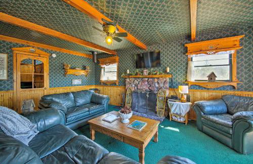 Walk to Lake Cabin with Deck and Views in Fawnskin - Foto 4