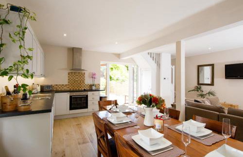 " Orchard Croft Lodge ", New Property, DOG FRIENDLY, Ideal for all Goodwood Events, 5 Minutes from Southend Barns, 9 Minutes From Sandy West Wittering Beach, 2 Bathrooms, Can Sleep 8 On Request, ' Starlink ' Wi-Fi & Sky Sports, Zip & Link Super-King beds - Foto 1