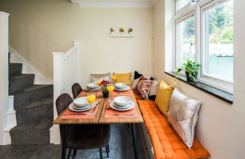 Where Style & Convenience Combine- Photo ID Required - Foto 8