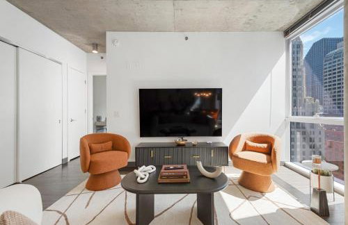 Linea Luxury Living with Indoor Pool and Rooftop Views in The Loop - Photo 58