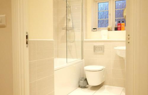 Luxury 6-Bedroom House 5 minutes from Bicester Village Shopping Outlet - Perfect for Business and Family Stays! Private Parking for 4 Cars! - Photo 41