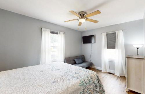 2 Mi to Beach! Hot Tub Haven in Michigan City - Foto 25