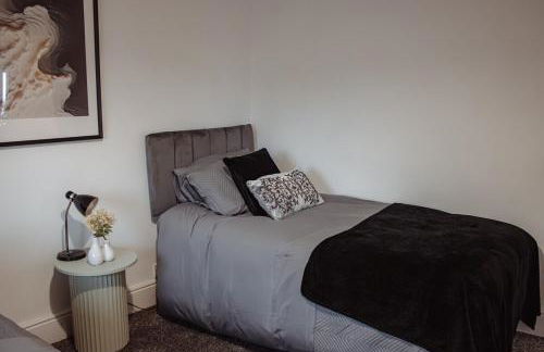 Spacious & Modern 8-Bed Home - Sleeps 13 - Parking - Foto 22