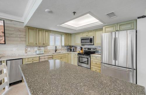 New dog-friendly Listing! Updated direct oceanfront with spacious balcony and heated pool - Foto 4