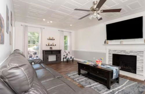 Firepit Games Grill Hot Tub Arcade & King Bed - Photo 1