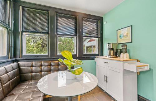 Lowry Parlour - Photo 13