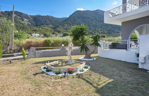 Chrysanthi Luxury Villa In Salakos, with Pool & Jacuzzi, Near Beach - Foto 45