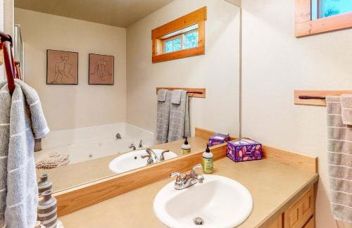 Gateway to Crater Lake! Resort Retreat with Pool - Foto 17