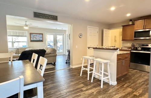 Waterfront Family & Pet Friendly Home with Hot Tub "Sandpiper Shores" - Foto 54