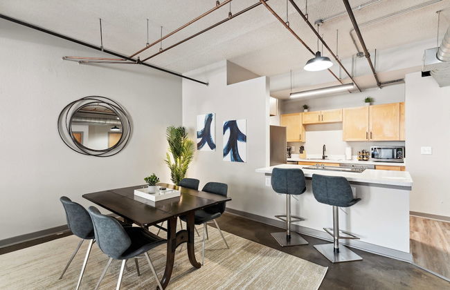 Spacious 2BR Downtown Retreat - Photo 18