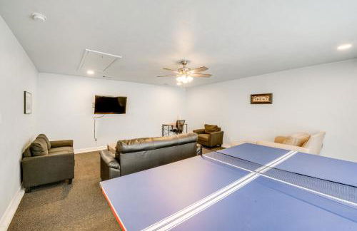 Game Room and Patio Family Home in The Colony! - Foto 12