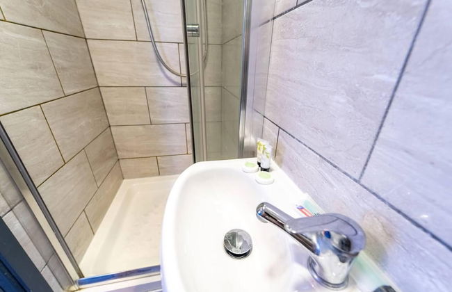 Cosy Spacious Studio Available - Photo 8