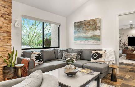 Design-forward Palm Springs home w saltwater pool lush yard multiple outdoor dining areas Casa Papagayo by AvantStay - Foto 23