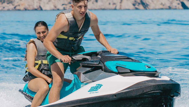 Pilotando por aguas del oeste de Mallorca