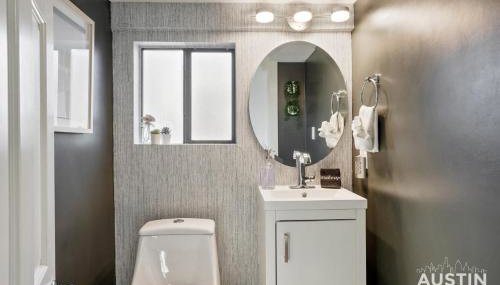 Prime Location w King Accommodations Near Downtown - Foto 2