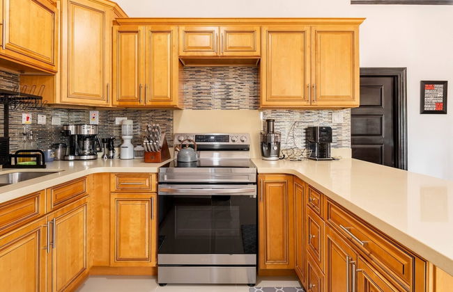 Luxury Living Modern & Contemporary Home With Brand New Pool in Manor Park - Foto 49