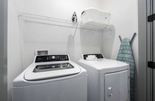 Luxury Apartment with Pool, Restaurants, Shopping) - Photo 33