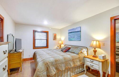 Charming Long Lake Home with Dock on 2 Acres! - Foto 13