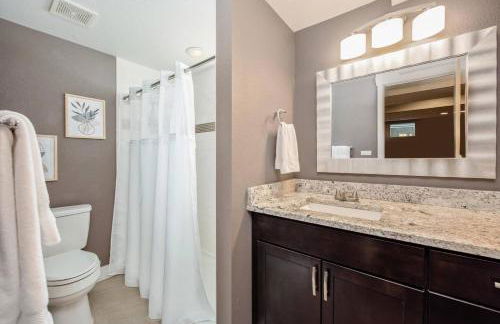 Mid-Mod Marvel Central Game RmWet Bar Patio - Foto 27