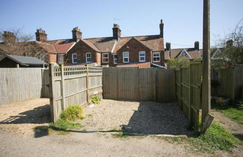 Cosy Dog Friendly Cottage with Woodburner & Garden - Photo 15