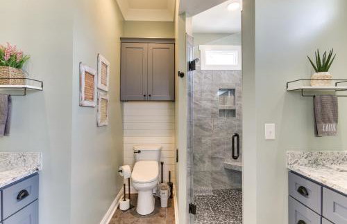 Greenwood Getaway with Furnished Patio and Lake View - Foto 12