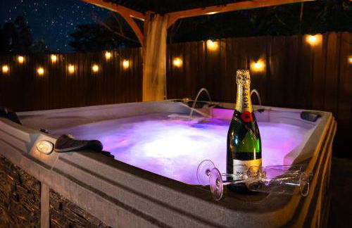 Coastal Farmhouse with mini Golf, Private Beach &Spa - Photo 9