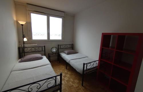 5 mn (450 m) walk Metro/La Defense/Netflix/Parking - Foto 4