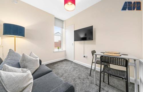 1 Bed Flat With Parking Sleeps 2 in Fife - Foto 1