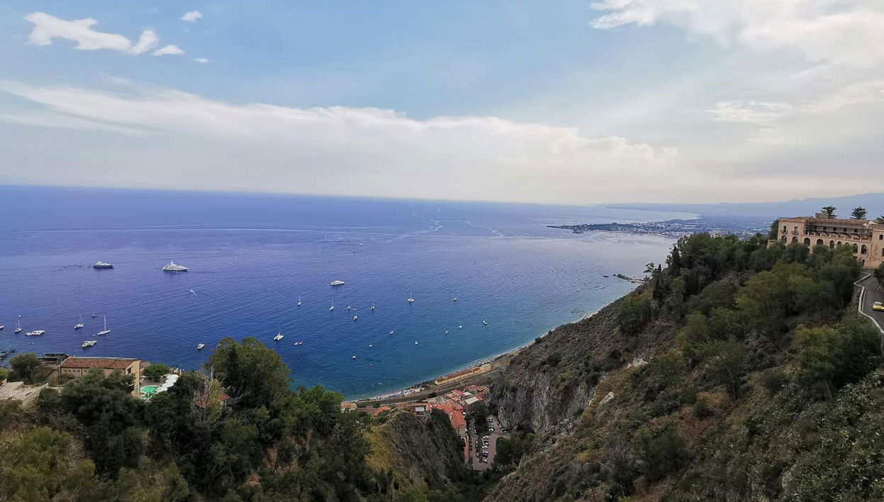 Contemplando la baia di Giardini Naxos