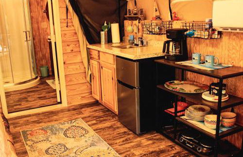Fabulous West Virginia Glamping Tent - Foto 15