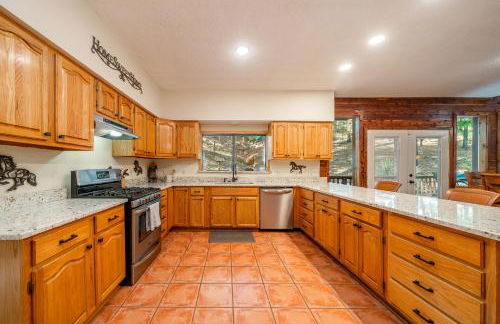 Luxury Rock Creek Cabin w Deck by Lake Hamilton - Foto 13